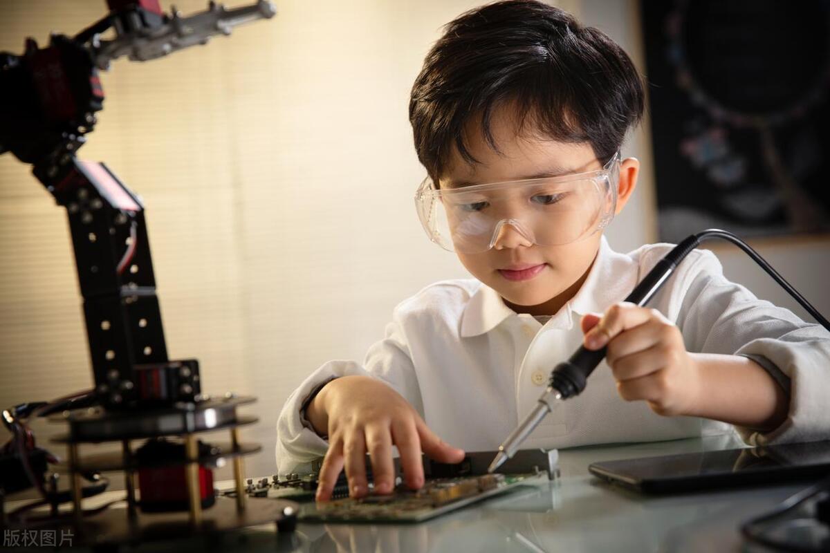 加强职业教育的优势,发展职业教育对青少年的启示