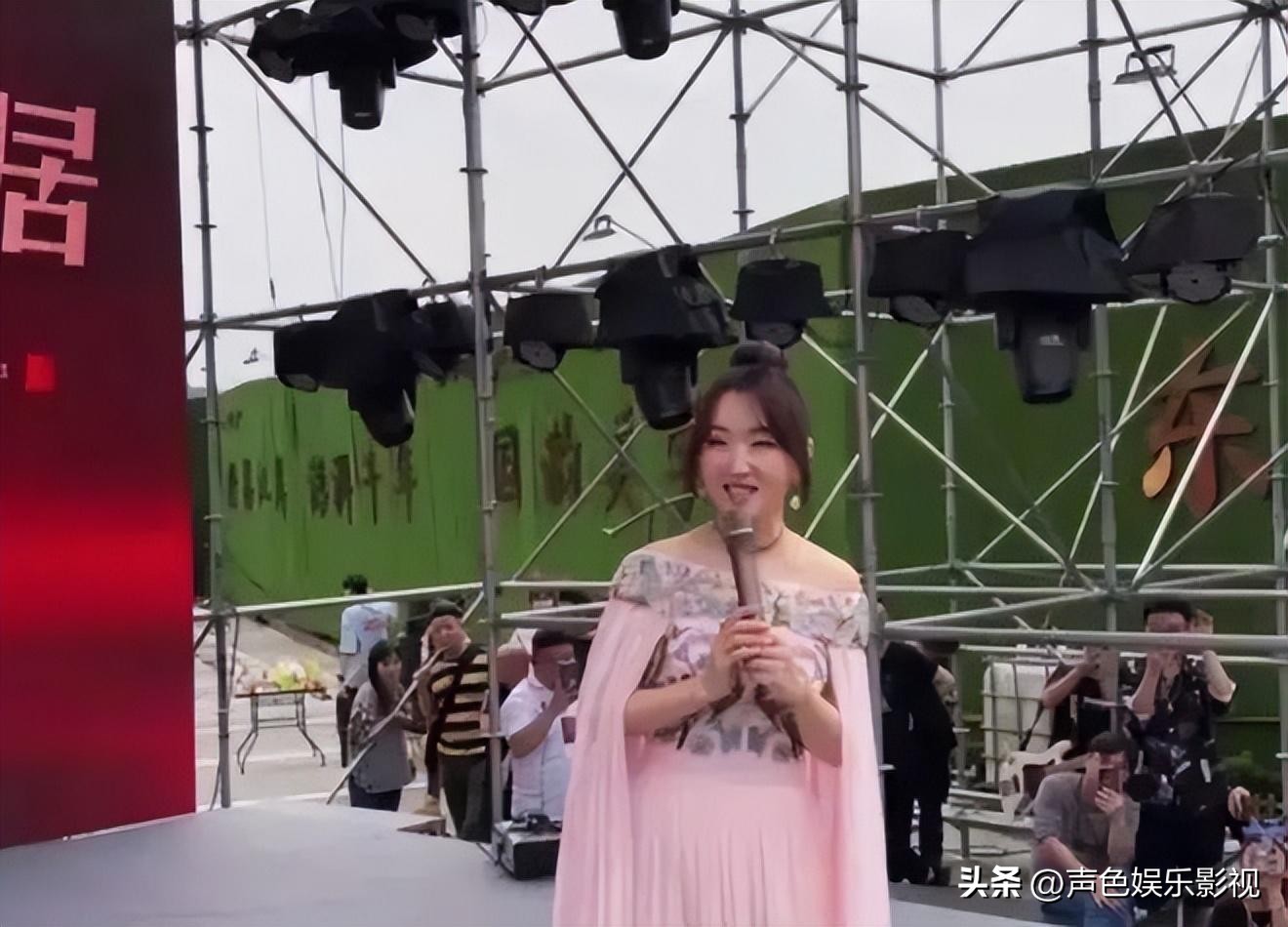 杨钰莹在工地卖唱,杨钰莹街头卖唱热舞