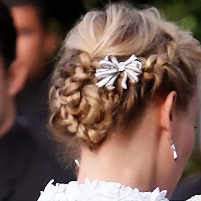 王冠要怎么戴才不会压塌头发,戴皇冠怎么能不掉