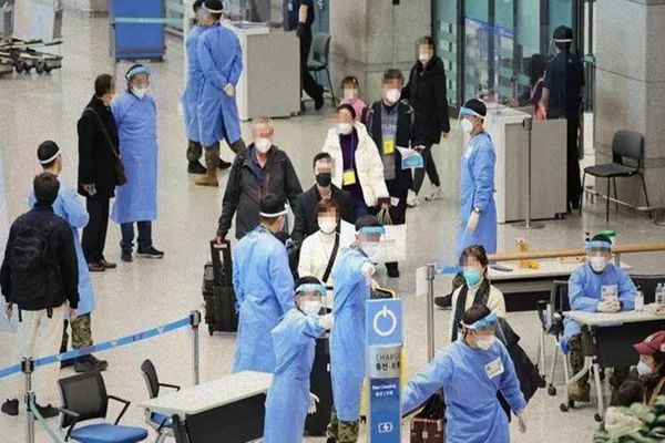 中国游客飞韩国被检出阳性，前往隔离点途中潜逃，被警方全国通缉