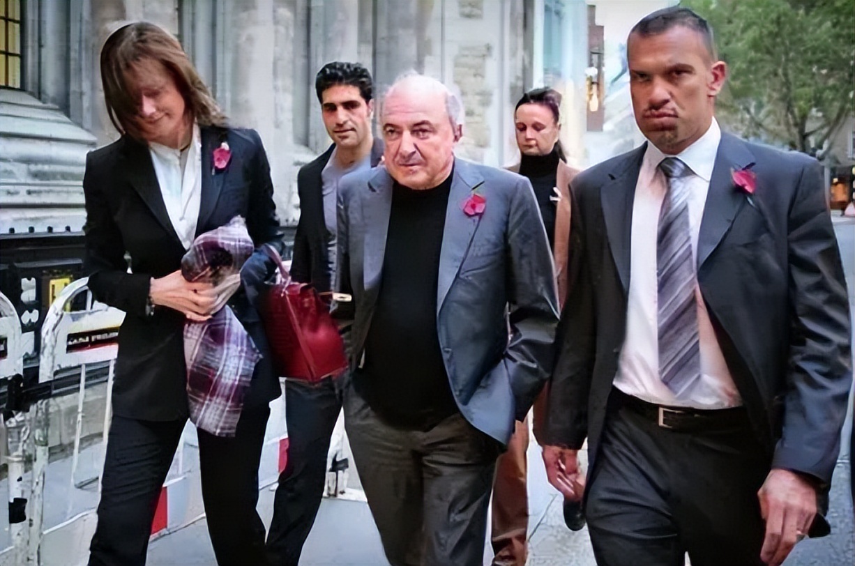 阿布和别列分别带着俊男美女出街购物,不小心碰面了,保镖都懵了