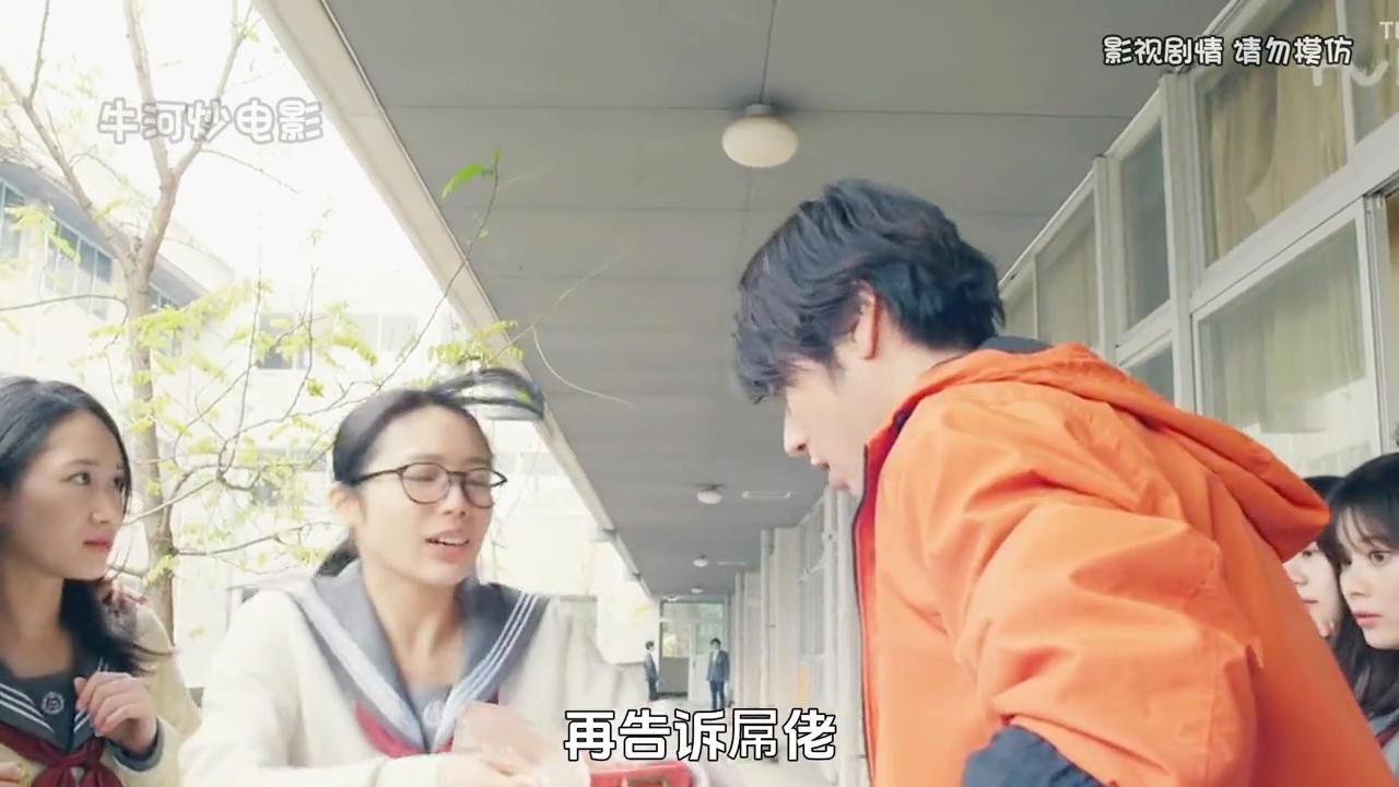 日剧男人偷偷躲在女盲人家,日剧小伙藏在床底下解说