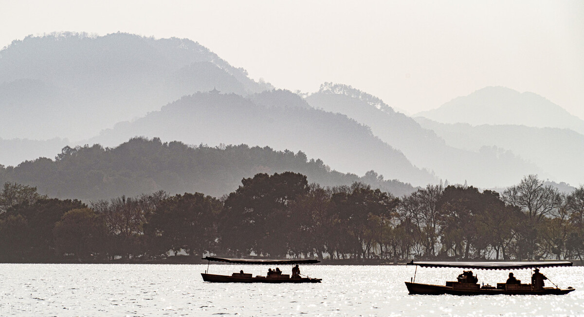 水上行舟吹笛的唯美诗句,赞美舟行七绝诗