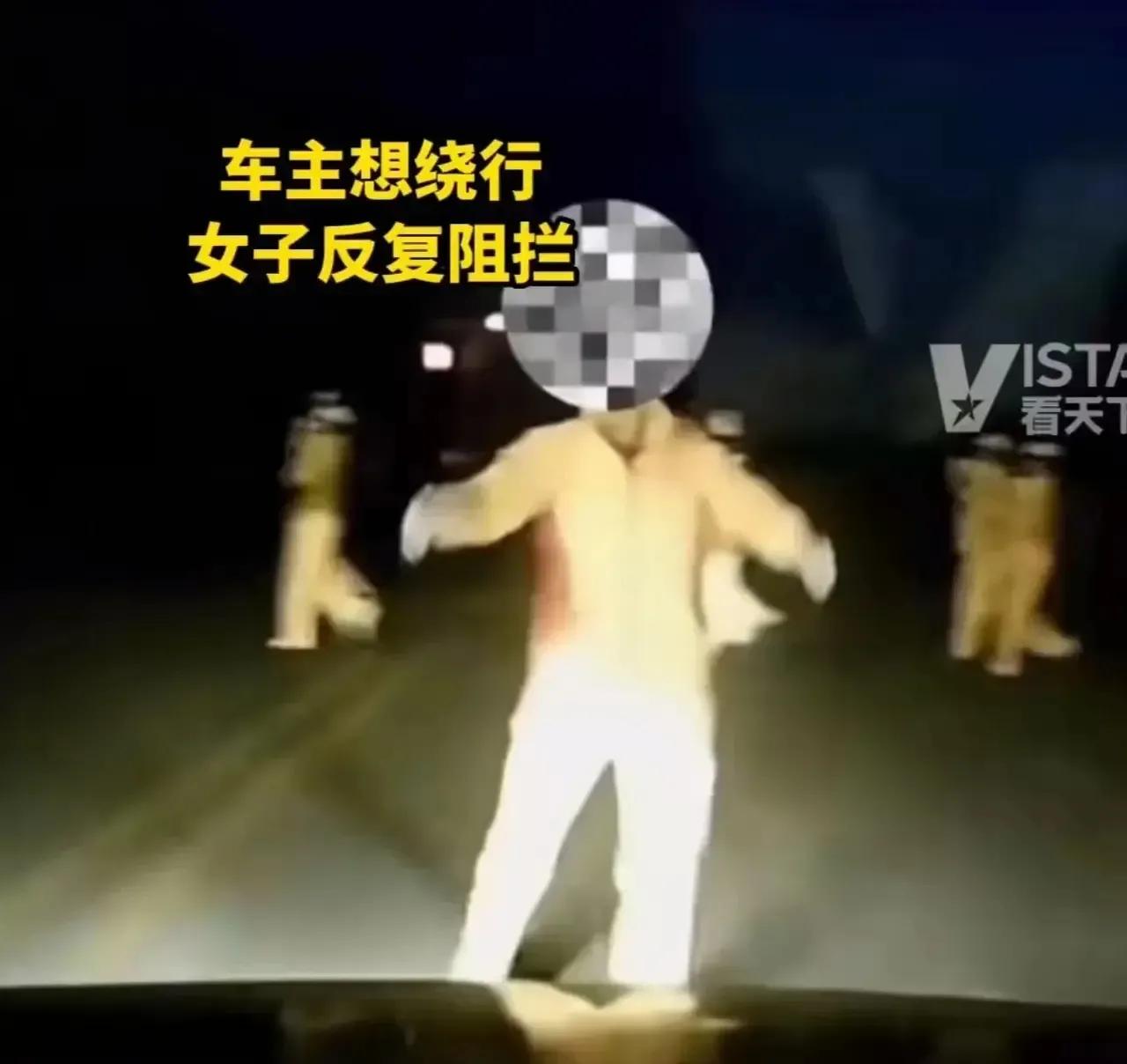 男子父亲病危路上拦车求助,男子回家看病重老人遇暴走团堵路