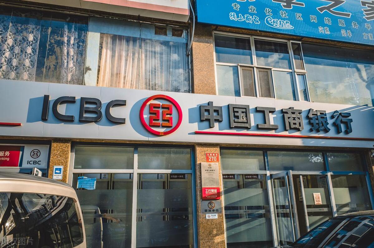 活期存款日利率2023最新利率表,定期存款6个月利率1.8利息是多少