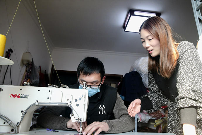 95后女生做寿衣模特店铺在哪里,95后女生在淘宝做寿衣模特