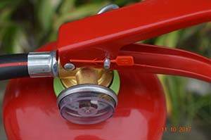 干粉灭火器使用一次还能继续用吗,手提式干粉灭火器使用年限是多少