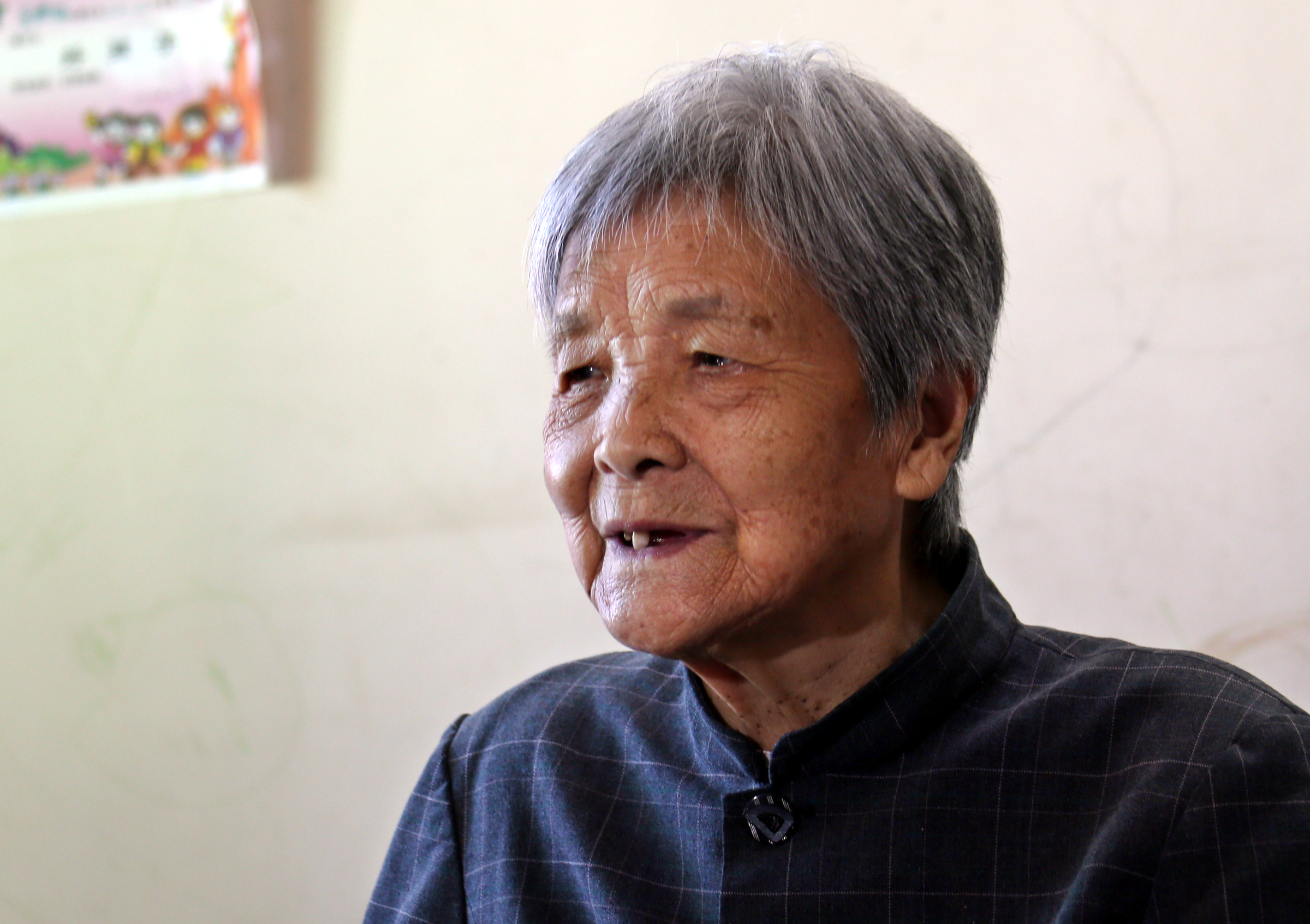 50岁老阿姨在家拍照,70后老阿姨拍照片