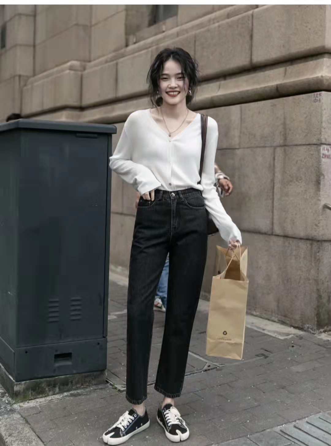 白色牛仔裤配什么颜色针织开衫,针织开衫白色和黑色哪个好看