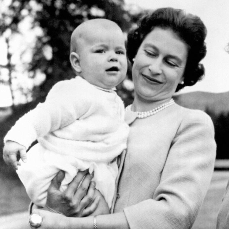 九十六张照片回顾英国女王的一生 (96张图看完英国女王的一生)