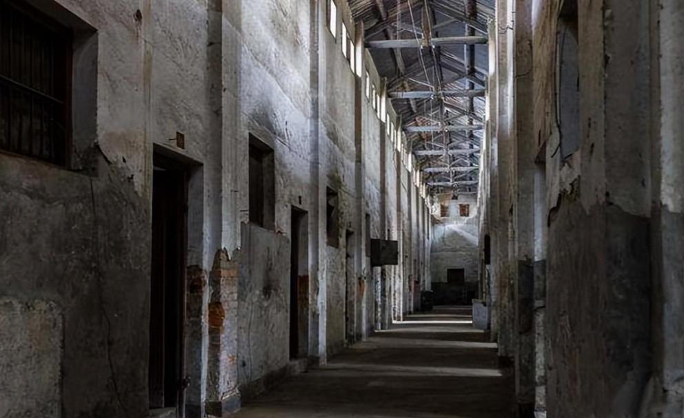 48年一国军军官被下令枪决，行刑前他拒绝下跪，高呼：毛主席万岁