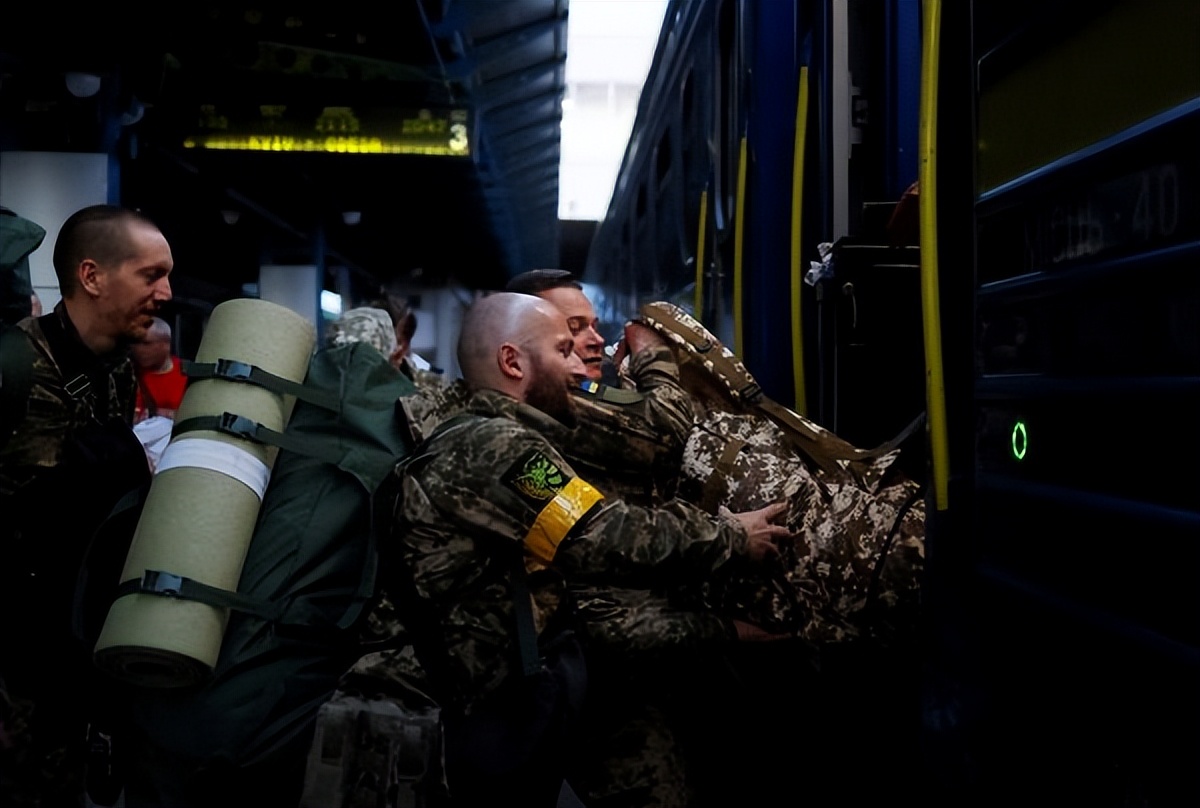 对等报复！法国大炮消灭80门俄军重炮，俄军反击令乌克兰损失惨重