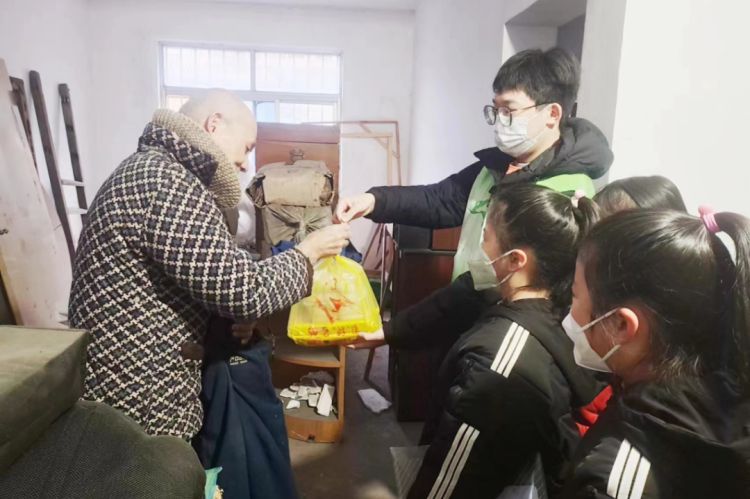 猜灯谜赢花灯趣味闹元宵,元宵节当然少不了做花灯猜灯谜