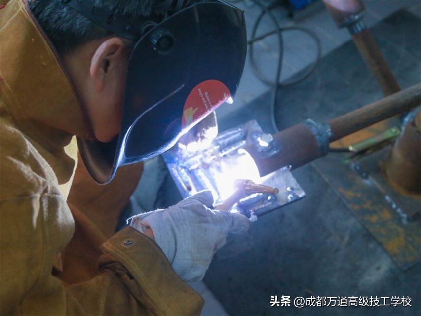 成都正规电焊短期培训学校,学电焊学费多少多长时间能拿证