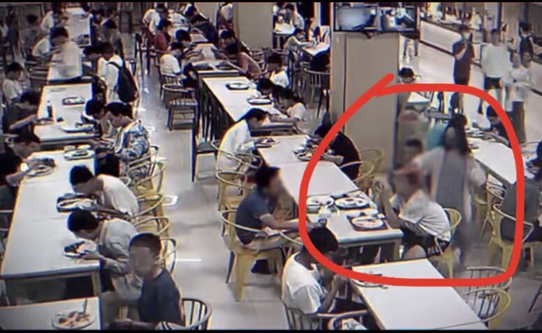 男生吃饭讨论猫屎遭女生泼饭,男孩吃饭说猫拉屎很臭