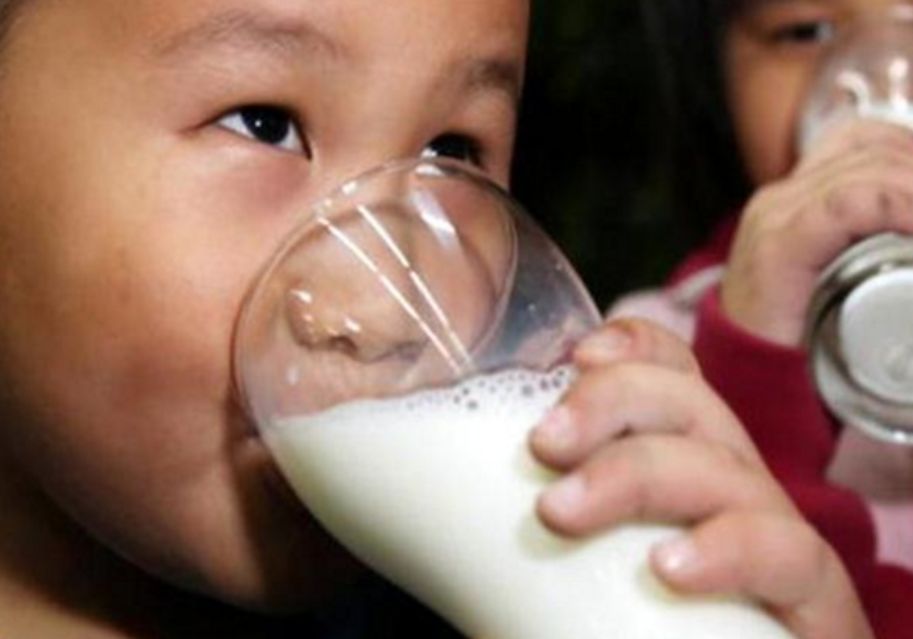 宝宝出生挺白为什么越长越黑,宝宝刚出生很白后面变黑红