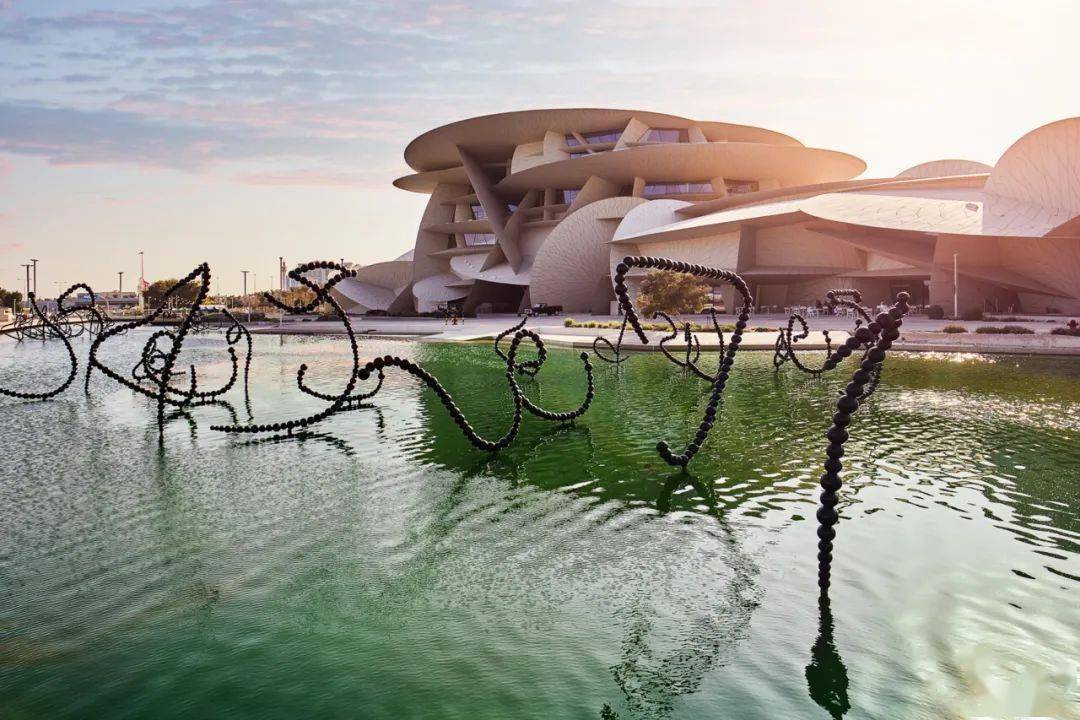 卡塔尔人头顶一个布,卡塔尔头顶一块布谁设计的