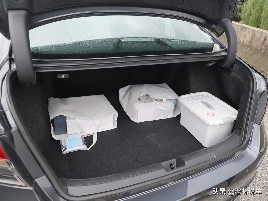 速腾和思域驾驶感受对比,开惯了自己的车开别人的车很别扭