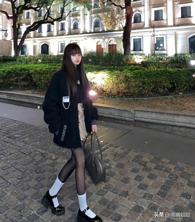 适合微胖女生的玛丽珍鞋款式推荐,玛丽珍鞋搭配过膝黑丝蓝色仙女裙