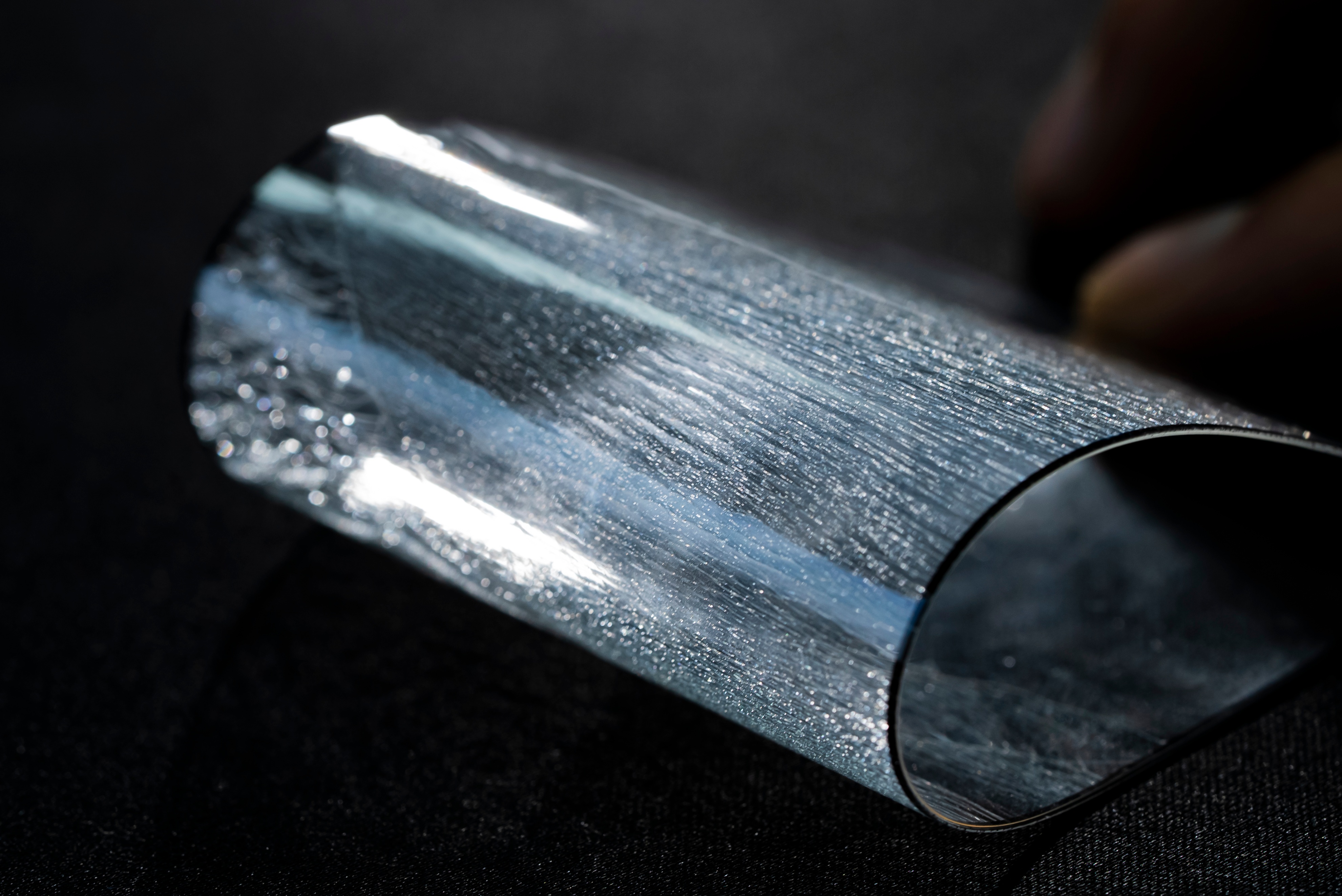 手机应该贴怎样的钢化膜比较好,手机贴钢化膜哪一种好一些