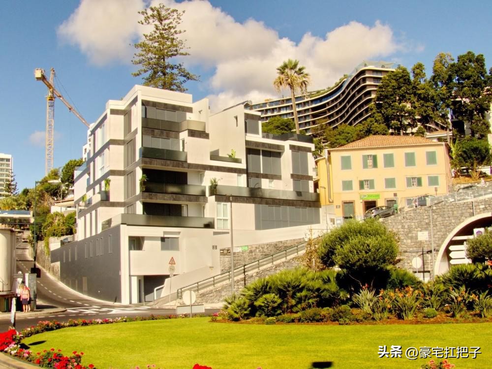 C罗9套豪宅曝光，女友花半小时才走到客厅，车库有超20辆顶级跑车