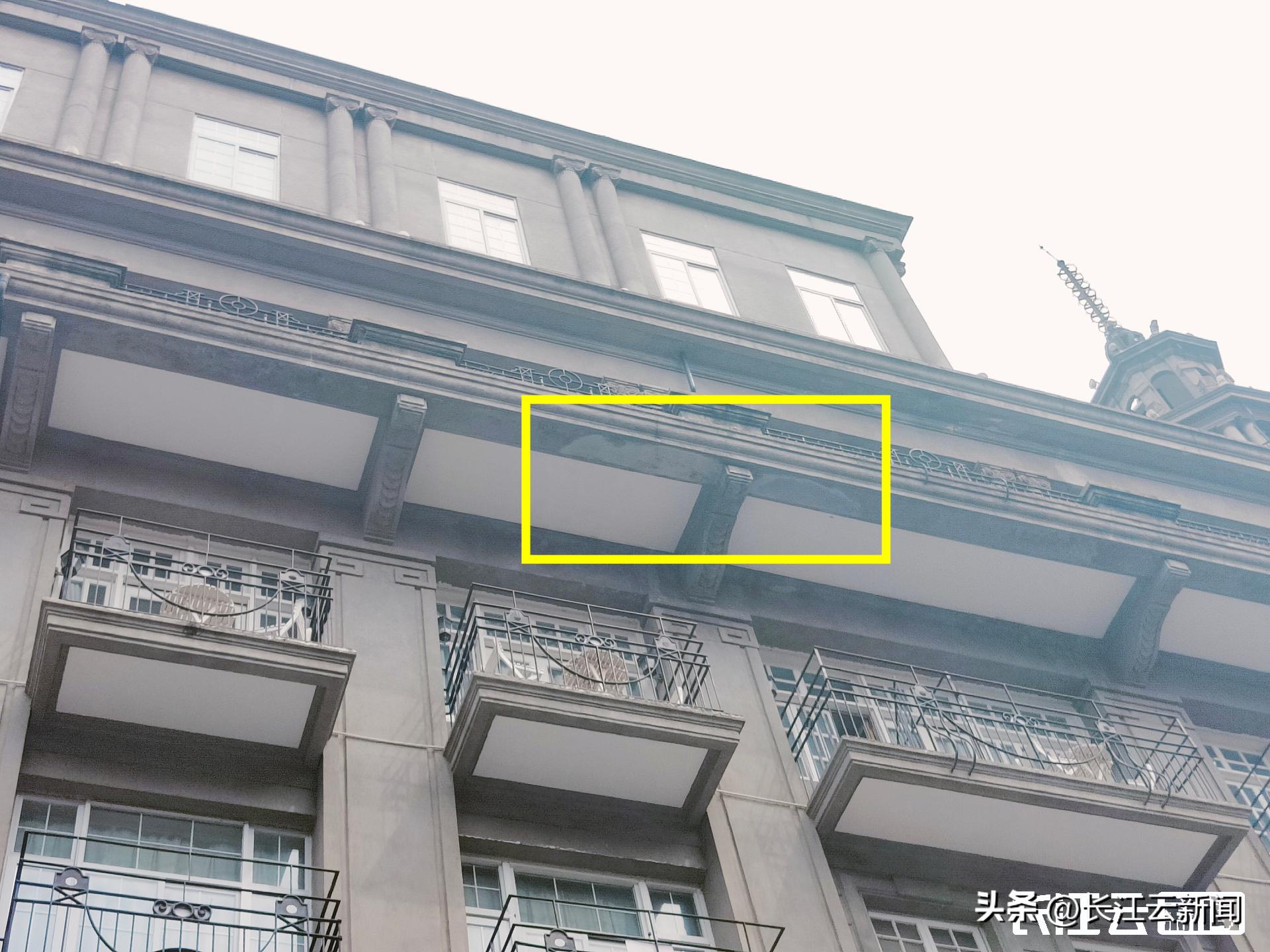 江汉路外立面脱落,江汉路被砸小伙