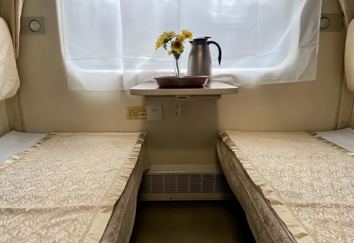 火车上手机没电可以去软卧充电么,在火车上手机怎么充电