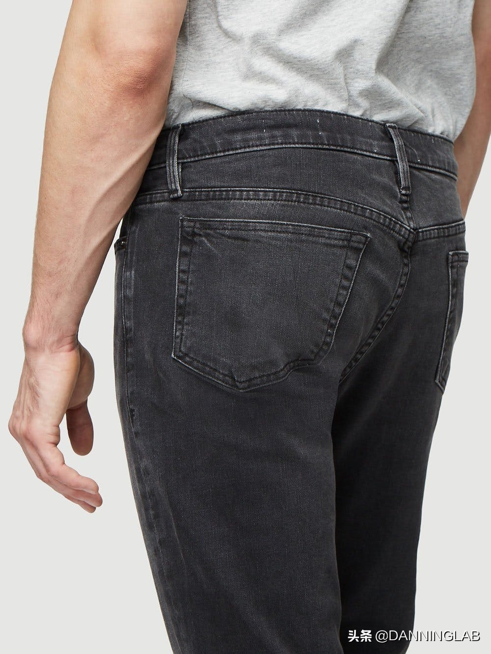 2022年冬季最流行的男装牛仔裤,今年流行的牛仔裤男装