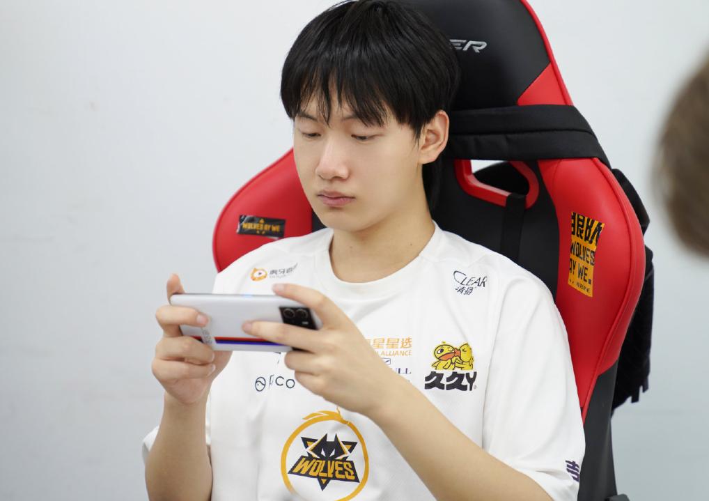 狼队fly逆天操作,狼队fly和小胖同队打巅峰赛