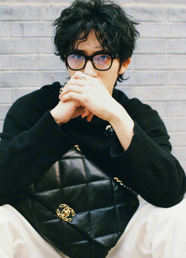 同是“男背女包”，井柏然、朱正廷、陈伟霆，你最喜欢谁的搭配？