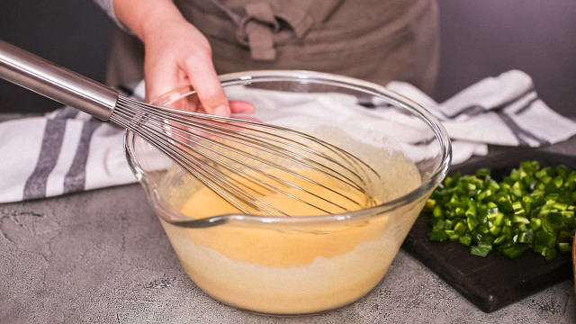 淄博博山煎饼制作过程,淄博杂粮煎饼小吃培训