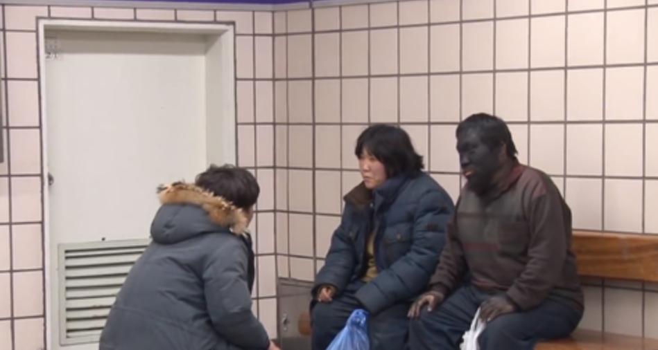 韩国男子每天用鞋油抹脸纪录片,韩国男生每天擦脸