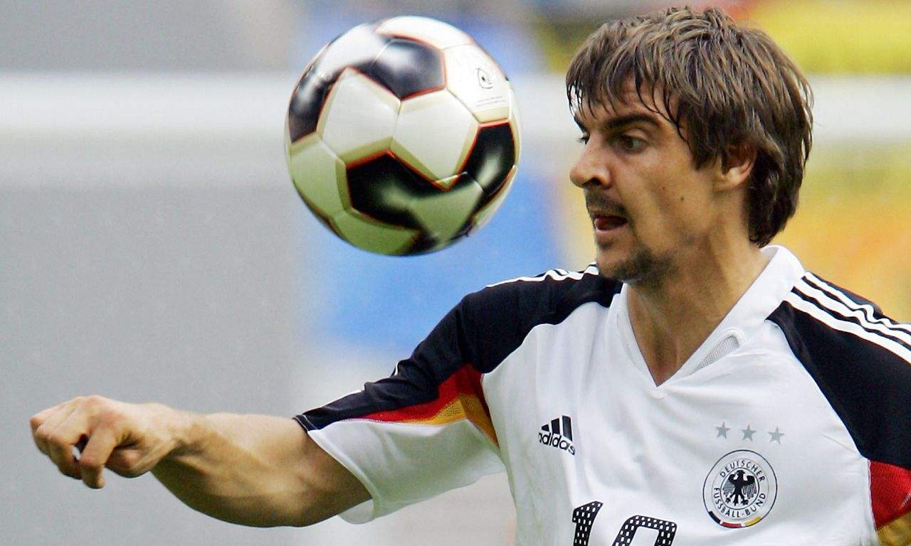 足球历史十大巨星排行有中国人吗,足球传奇巨星20年大排名