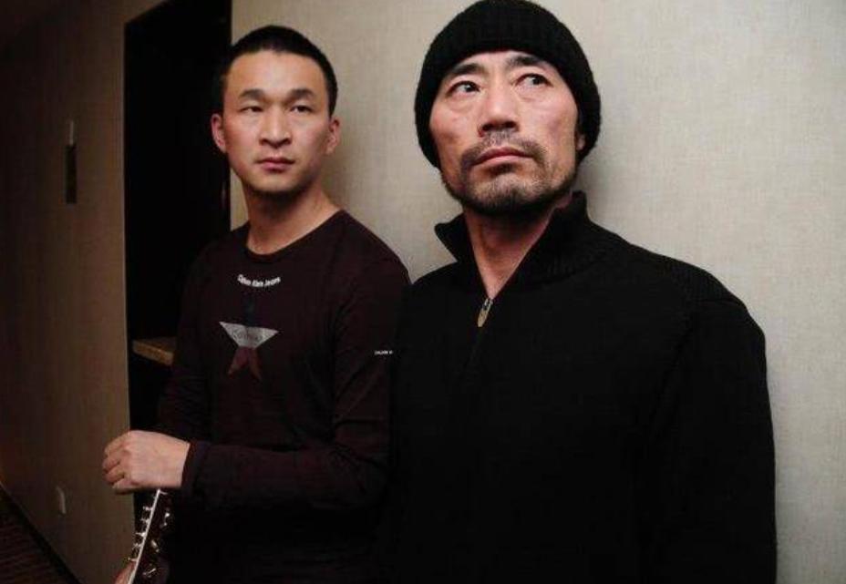 昔日爆红组合街头卖唱,曾经红极一时现在却卖唱的歌手