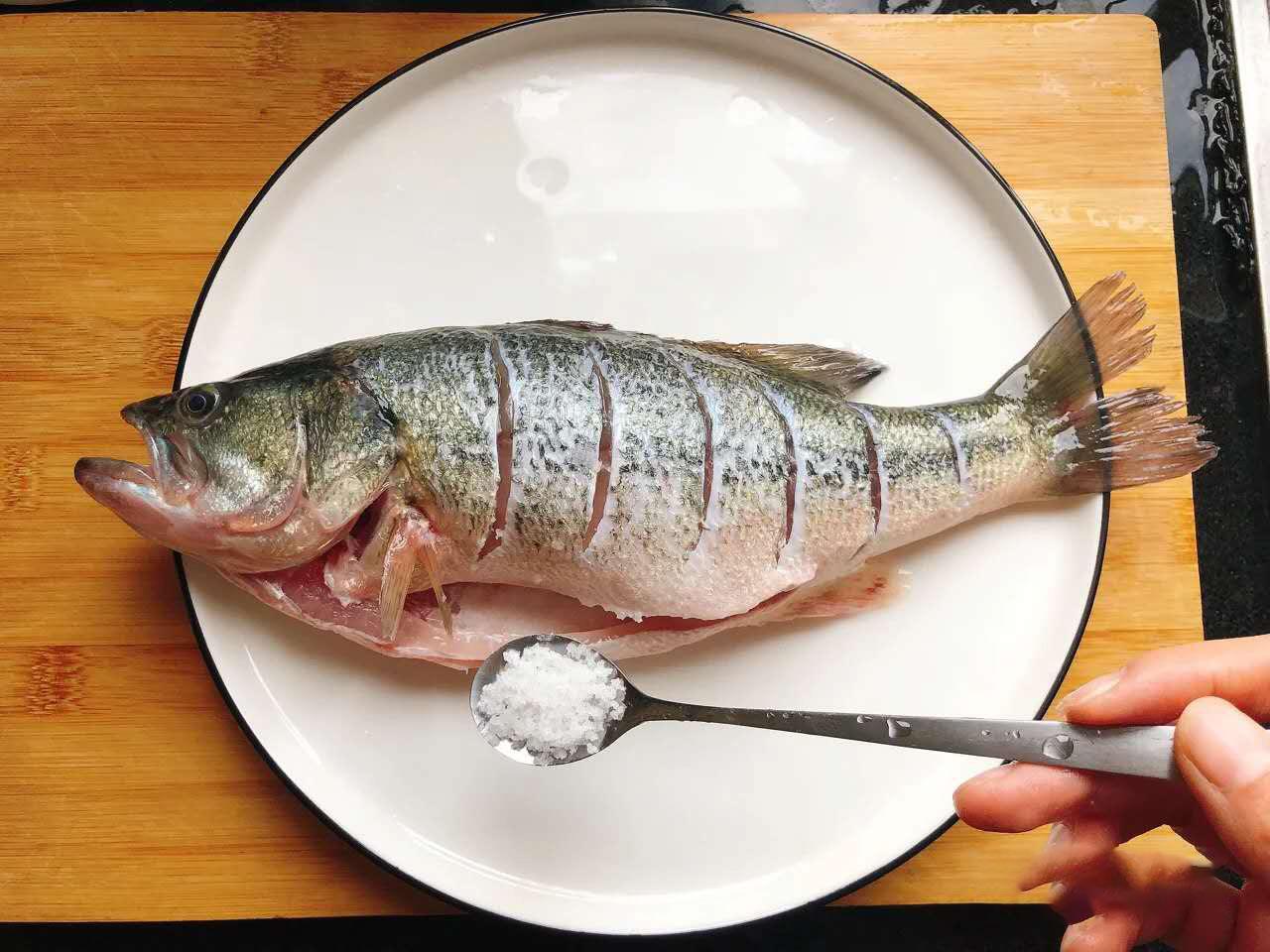 做清蒸鱼好吃简单的秘诀,清蒸鱼怎么做不用豉油