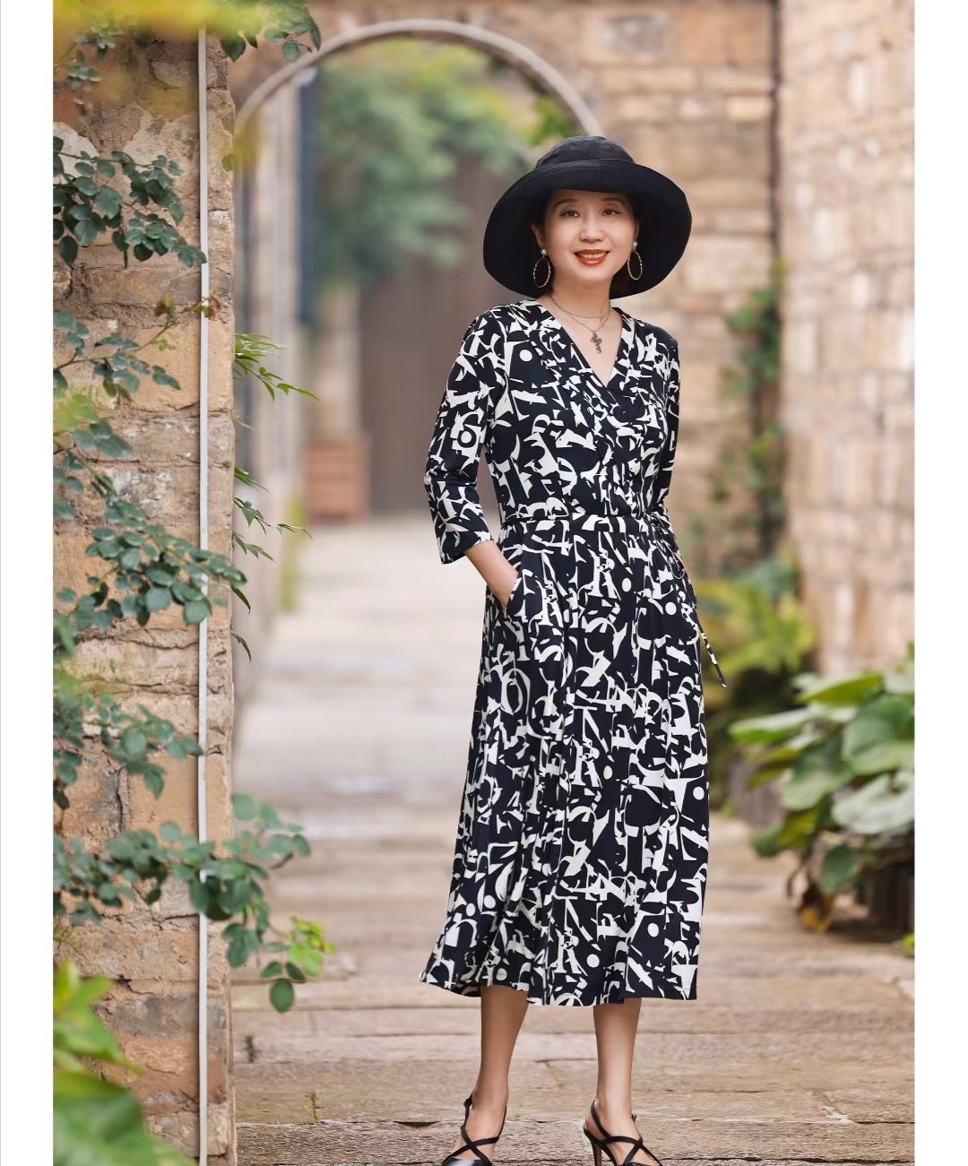 适合短发穿的气质款连衣裙,适合40岁短发女人穿的连衣裙