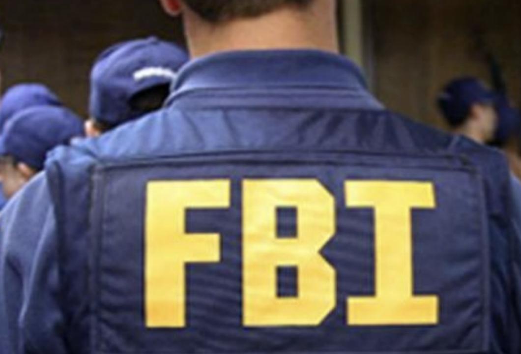 美国黑老大监狱“后宫”:女警投怀送抱,为他生5娃,每月收1.6万