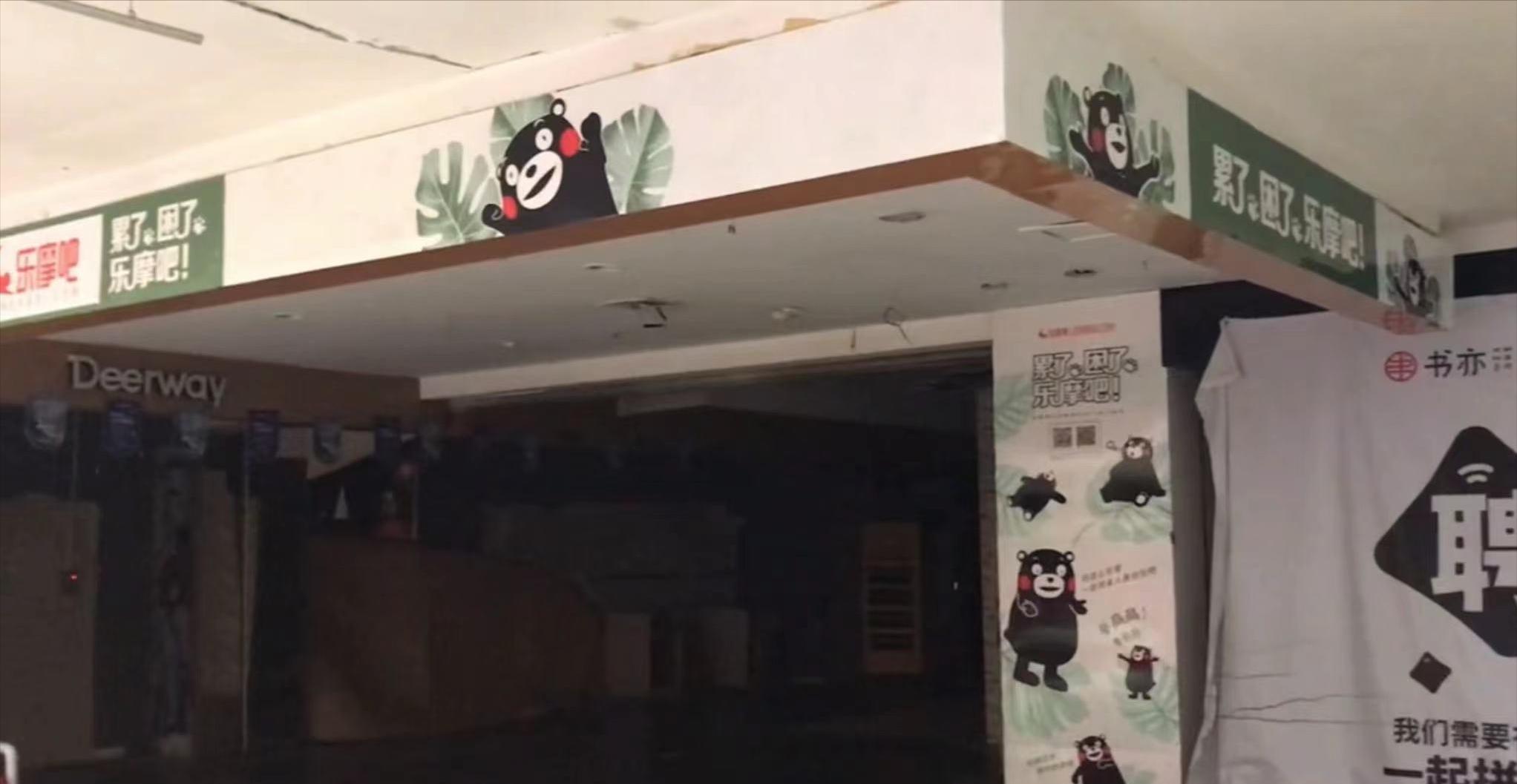 昔日繁华的大街如今空荡荡的,昔日繁华地带如今冷冷清清