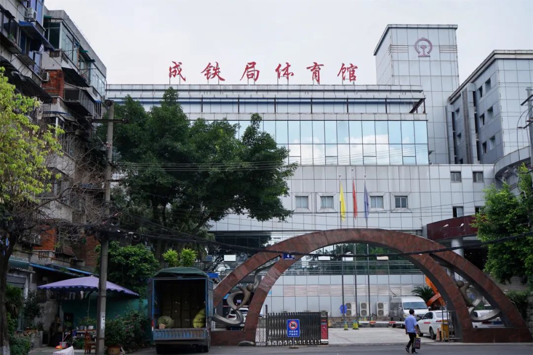 穿越五块石的百米窄巷，打开铁半城的光