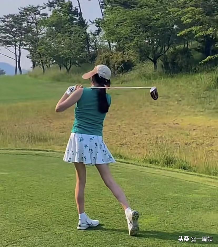 秋瓷炫穿紧身裤出席活动,秋瓷炫发照片于晓光