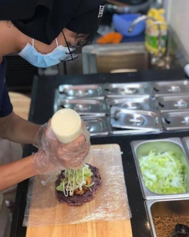 失业女生摆摊崩溃却登上热搜,女子失业摆摊一天挣5元痛哭