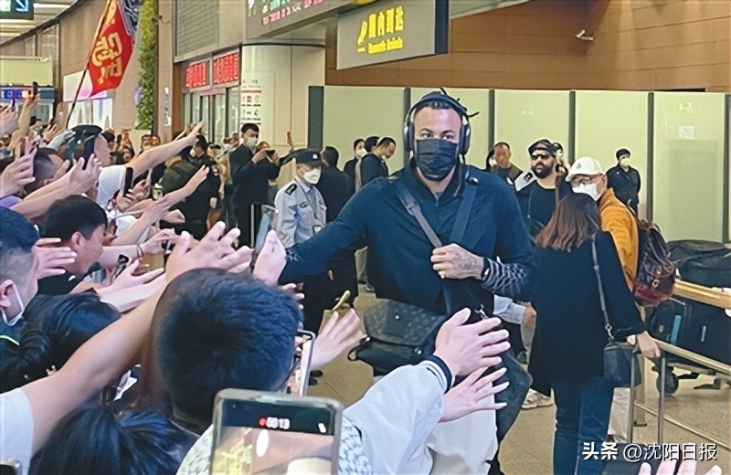 欢迎回家，祝卫冕成功！辽篮将士回沈，数百名球迷接机