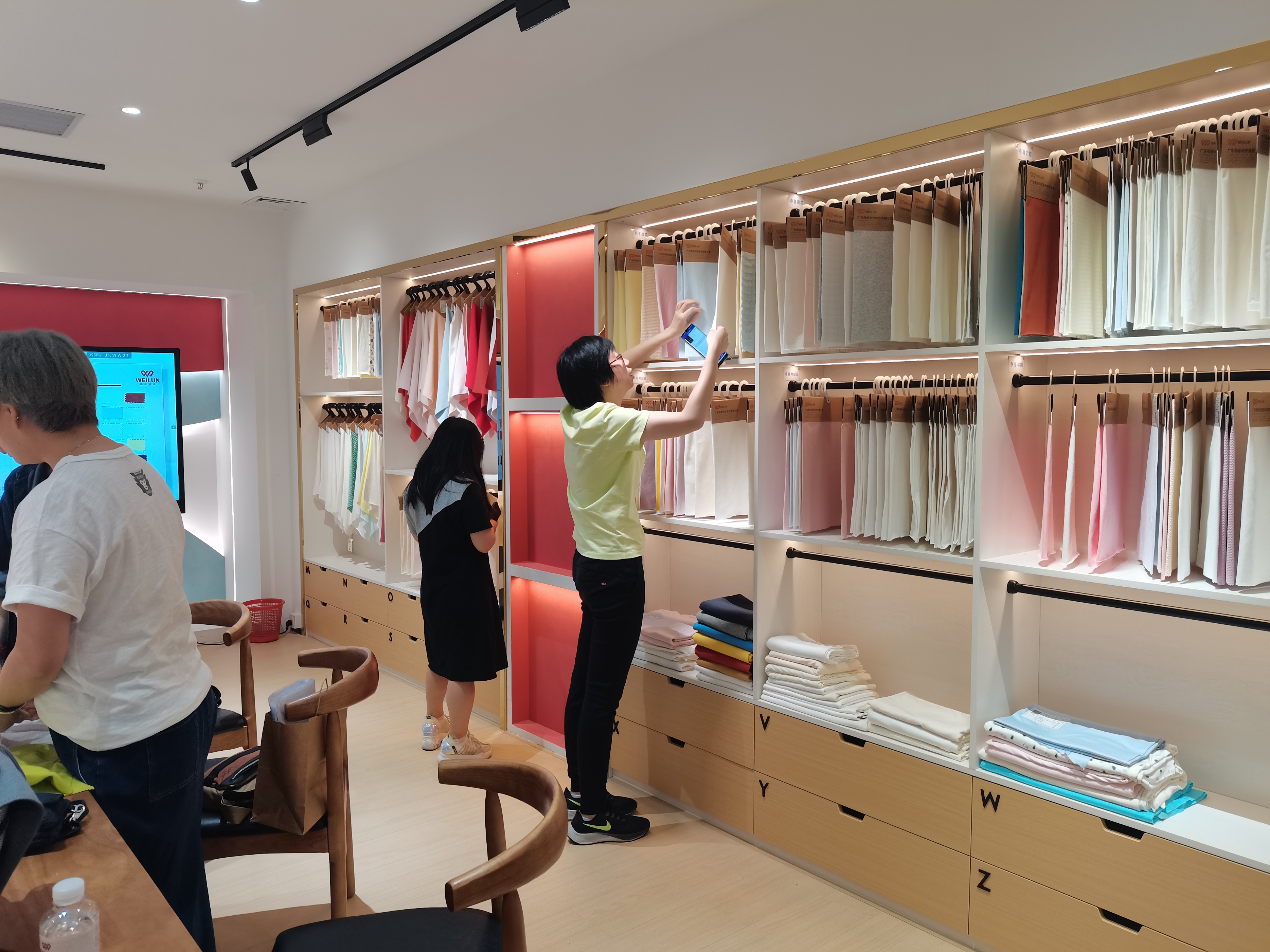 英氏组团到访参观伟纶科技有限公司