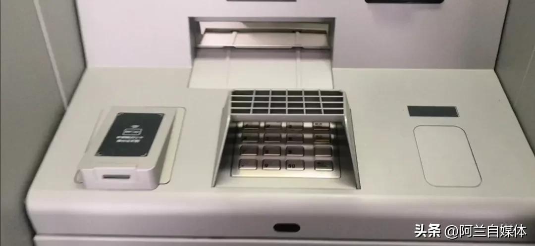 银行卡被吞卡怎么解决,存钱被自助存款机吞了后几天退回