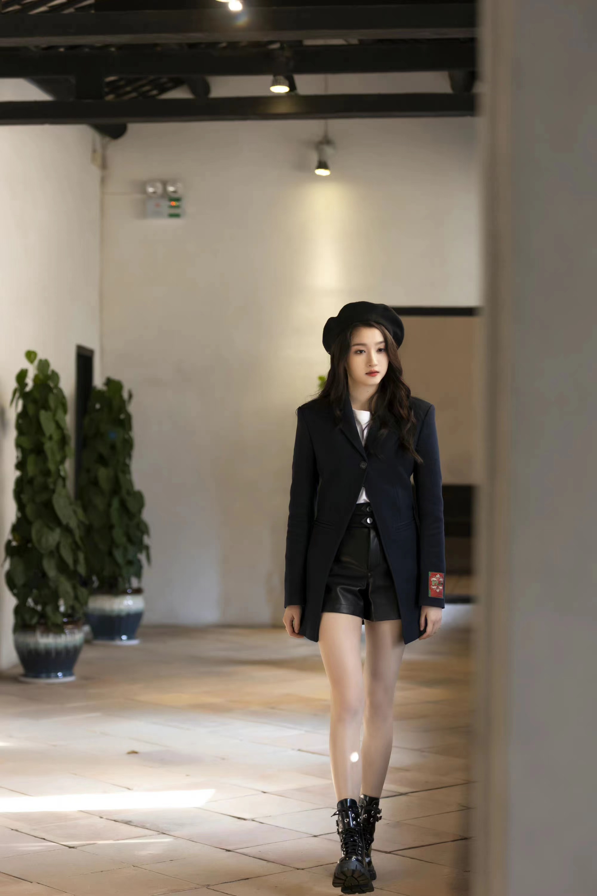 关晓彤出席穿搭,关晓彤皮裤装