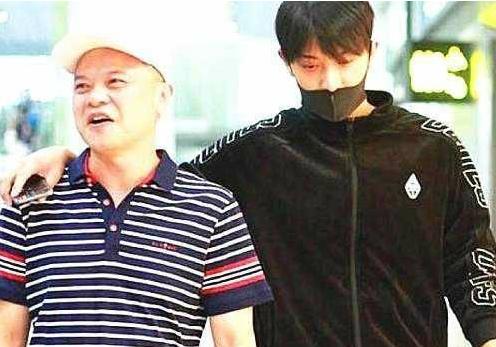 黄子韬与聋哑发小交流,黄子韬和他的聋哑朋友