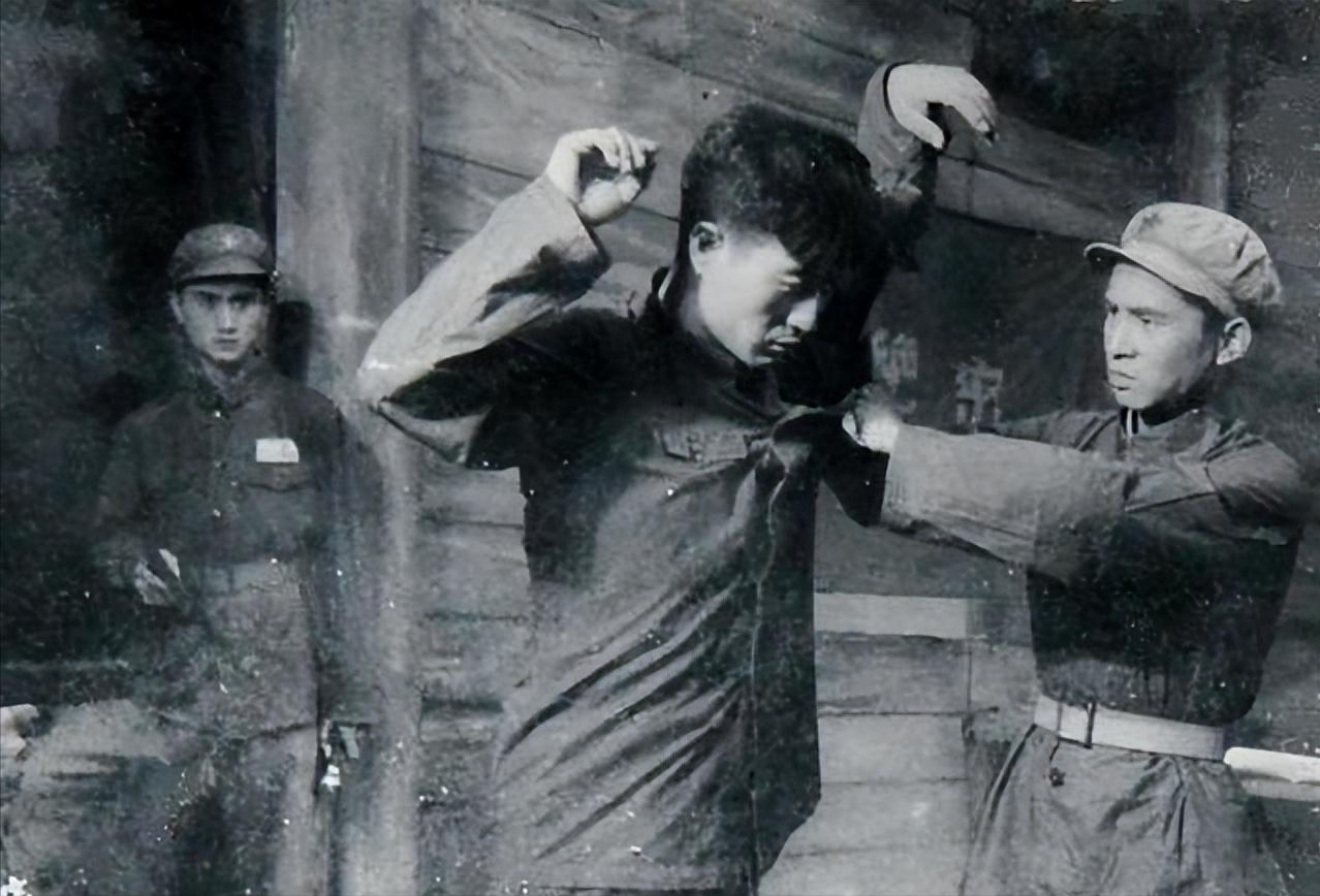 1950年甘肃一影院检票员被捕，审讯后暴露身份：杀害陈潭秋的凶手