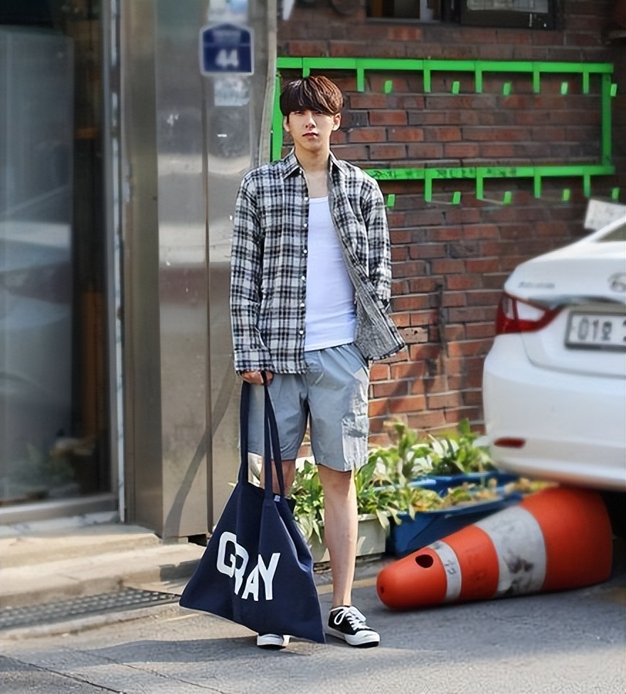 短裤搭配长款白衬衫夏天慵懒风,短袖衬衫中长款搭配什么裤子女夏