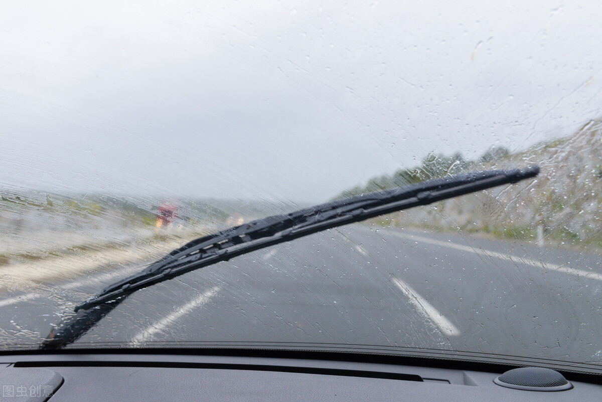 怎样有效清除前挡风玻璃油膜,怎么清理汽车前挡风玻璃油膜