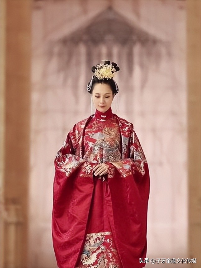 川妹外国人,穿汉服行走在国外街头